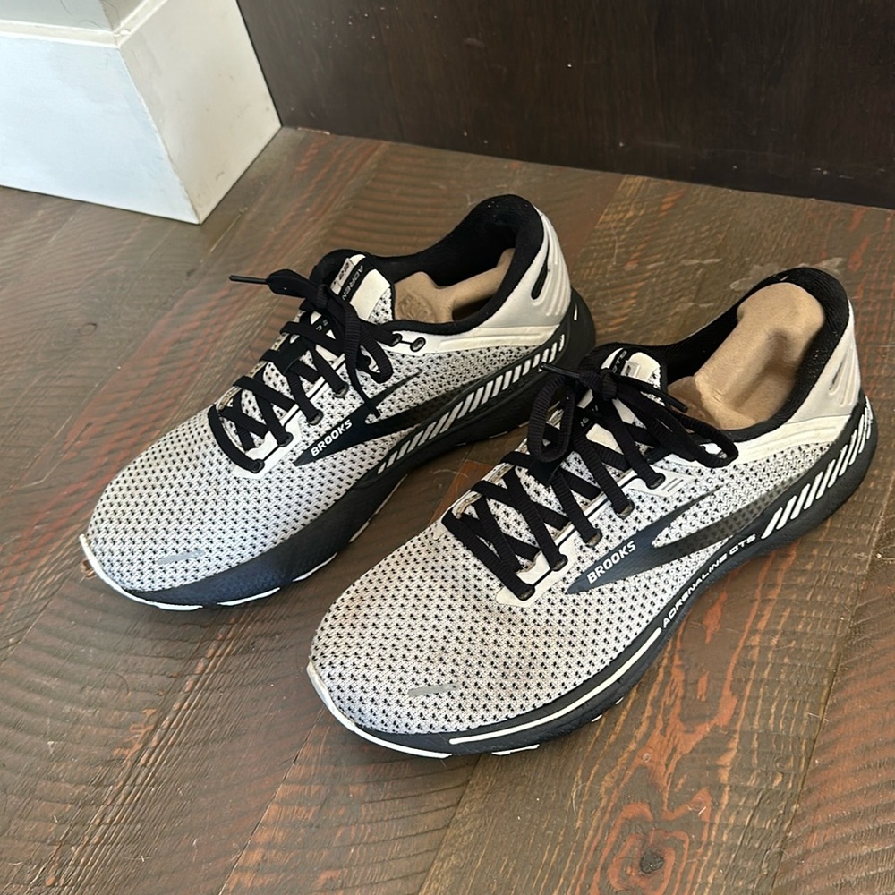 Men’s size 9.5 Brooks Adrenaline OTS running shoes